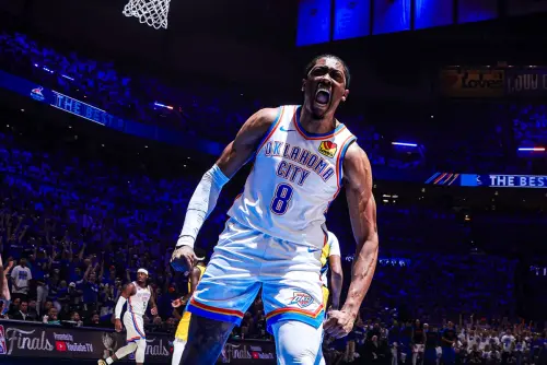 Jalen Williams此役25投14中、三分5中3、罰球12中9,砍下40分,另貢獻6籃板、4助攻與1抄截,正負值+14。 ▲J-Dub與Holmgren即將面臨續約談判,根據《ESPN》記者Bobby Marks分析,兩人有資格簽下長達5年、總價約2.47億美元(約合新台幣73億元)的頂薪續約合約,若能觸發特定條件,合約總額將有機會上看2.96億美元(約合新台幣87.5億元)。(圖/取自奧克拉荷馬雷霆)