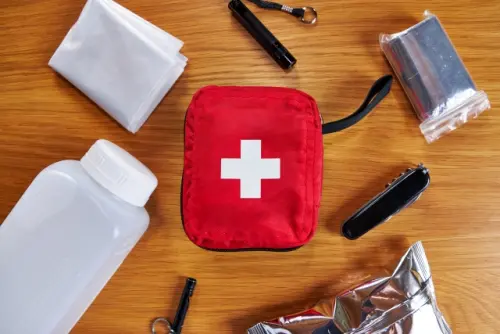 ▲近期許多人開始準備緊急避難包，究竟避難包要怎麼準備呢？消防署就提供緊急避難包清單，協助民眾整理避難包，應對災害。（示意圖／翻攝自photoAC）