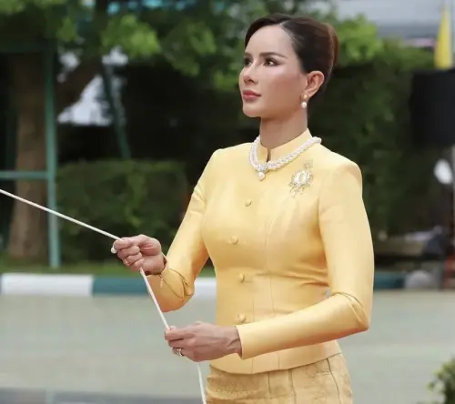 ▲6月9日妾室巴帕頌首次單獨代表泰王出席了佛統府大樓奠基儀式。（圖／翻攝自X）