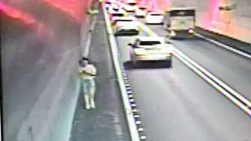 雪隧首例!母女為「這事」丟手機下車大吵還爆丟包提告 ▲女兒遭媽媽丟包後,獨自往回走尋找從車內丟出的手機。(圖/警方提供)