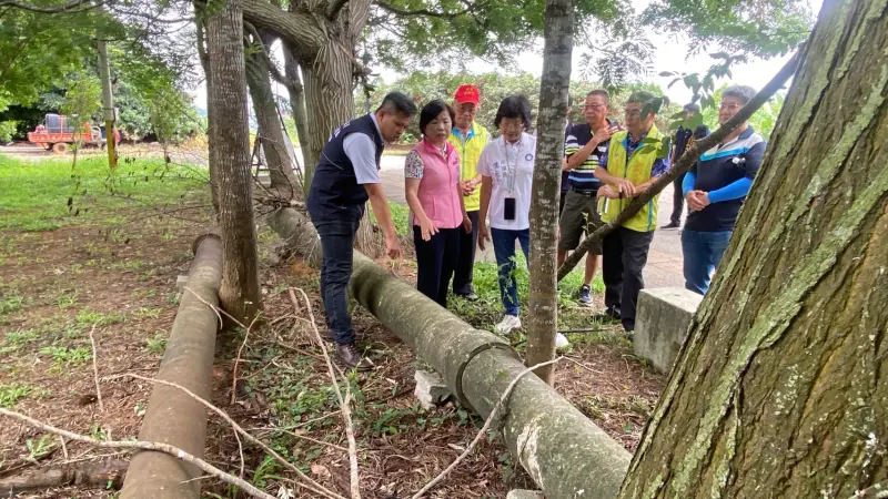▲立委楊瓊瓔邀集中央及市府相關單位前往現勘神岡區新庄仔挑水古道與古井遺址(圖／楊瓊瓔服務處提供2025.6.17)