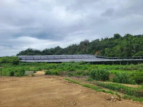 ▲大樹區一處山坡地開發成光電場，居民擔心一場大雨滯洪池就塞滿土石，擔心未來的雨季，或是颱風帶進的雨量，會使水土流失造成土石流而被滅村。（圖／立委柯志恩辦公室提供）