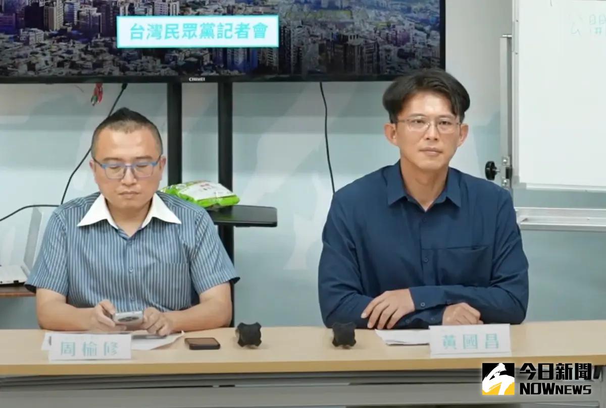 ▲民眾黨主席黃國昌（右）、黨秘書長周榆修下午正式召開記者會，宣布明天不會出席賴總統邀請的國安簡報。（圖／記者林詠青攝，2025.06.17）