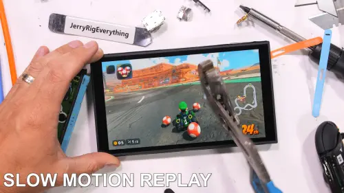 Jerry 使用板手瘋狂敲擊 Switch 2 螢幕進行耐用度測試。(圖/YT@JerryRigEverything) ▲Jerry 使用板手瘋狂敲擊 Switch 2 螢幕進行耐用度測試。(圖/YT@JerryRigEverything)