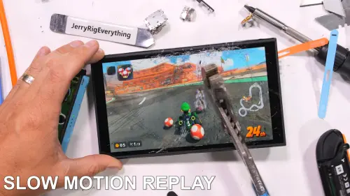 板手連續敲擊50下之後,才讓 Switch 2 螢幕爆出裂痕。(圖/YT@JerryRigEverything) ▲板手連續敲擊50下之後,才讓 Switch 2 螢幕爆出裂痕。(圖/YT@JerryRigEverything)