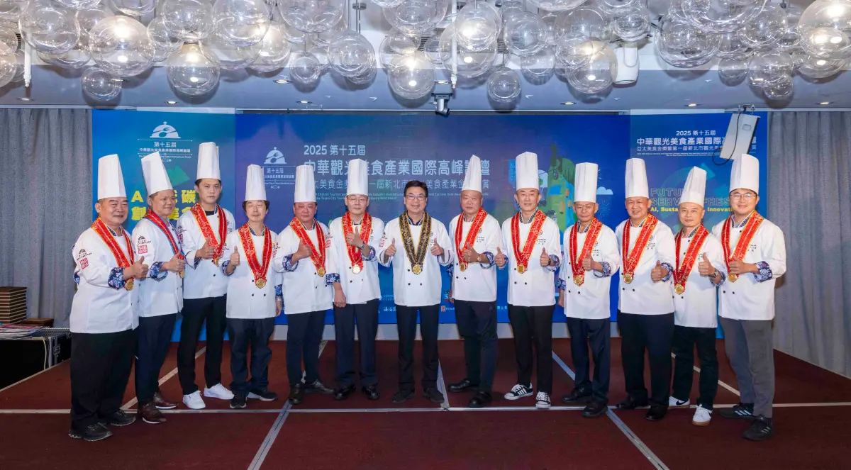 ▲2025第15屆中華觀光美食產業國際高峰論壇登場，新北副市長劉和然與10大名廚合照。（圖／業者提供）