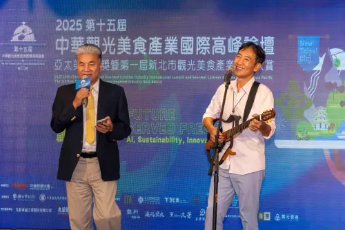 ▲前內政部長李鴻源與歌手于冠華共同演唱。(圖/業者提供) ▲前內政部長李鴻源與歌手于冠華共同演唱。(圖/業者提供)