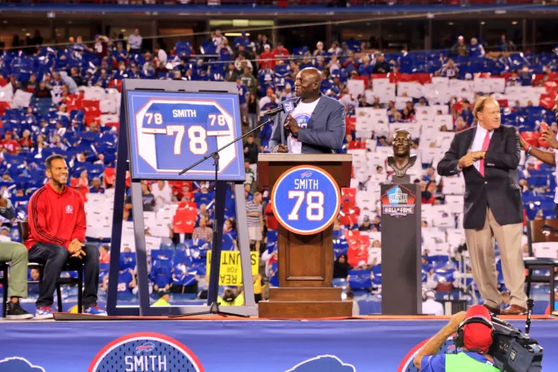 ▲前美國國家橄欖球聯盟（National Football League）傳奇球星Bruce Smith今（18）日迎來62歲生日。（圖／取自Buffalo Bills X）