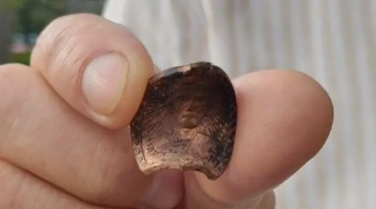 ▲1名泰國商人因生意糾紛遭人開槍射擊，沒想到胸前的佛牌竟然替他擋下子彈。（示意圖／翻攝自臉書）