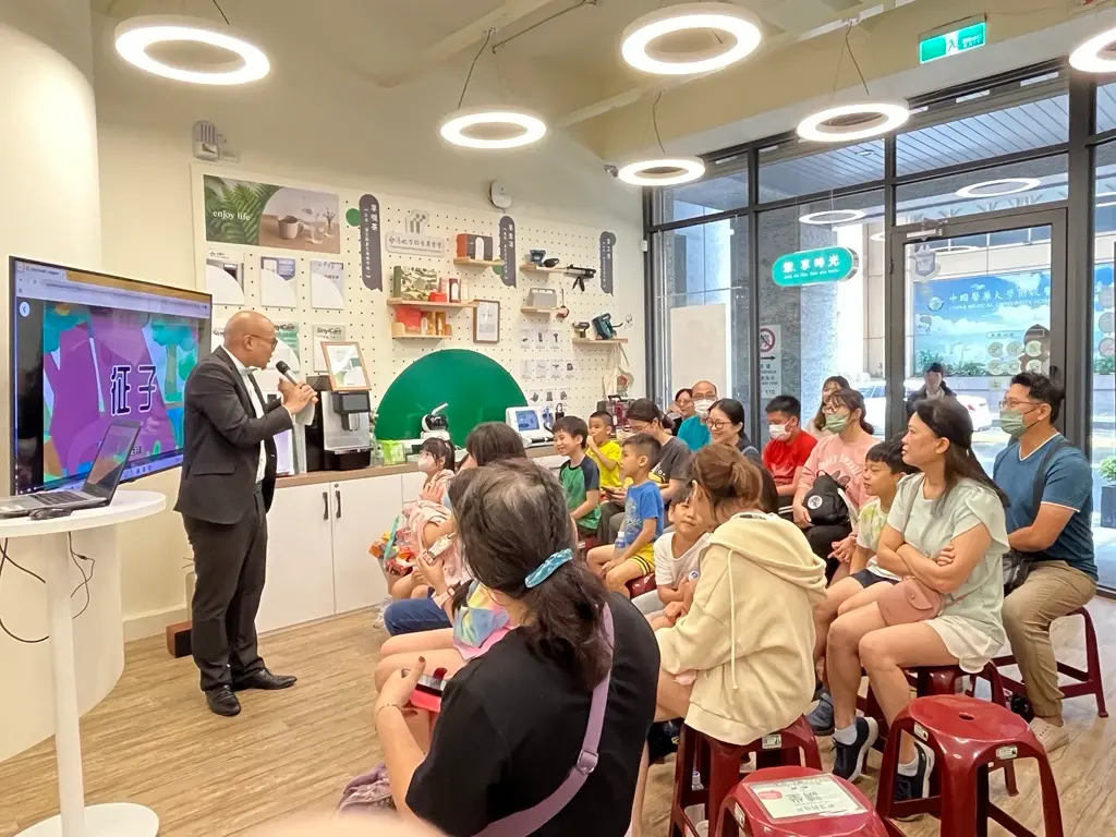 ▲信義房屋內湖店與黑嘉嘉圍棋合作，邀請社區住戶同樂。（圖／信義房屋提供）