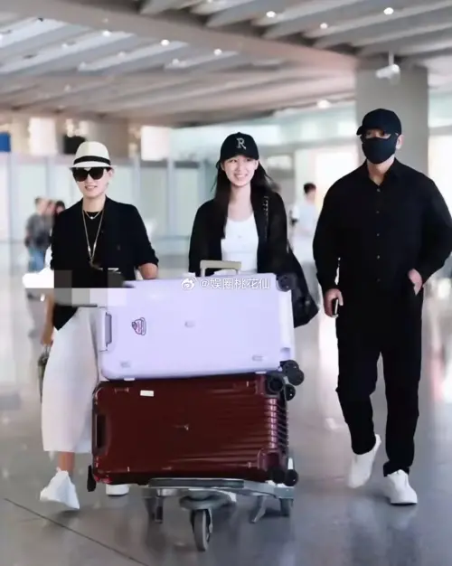 ▲趙文卓（右）與張丹露（左）17歲大女兒趙子儀（中）近日回到中國，高雅氣質被網友們大讚。（圖／翻攝自微博）