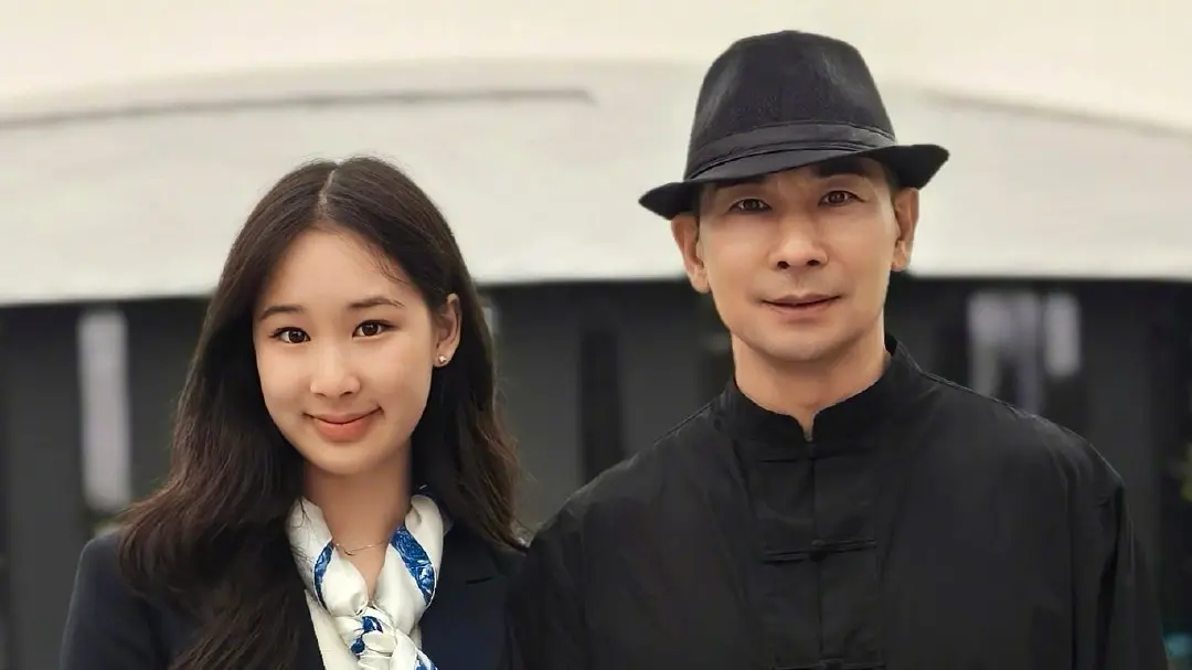 ▲中國武打男星趙文卓（右）近日與他17歲女兒趙子儀（左）現身北京機場，只見趙子儀自己推著行李，不靠助理、不炫富的行為，讓不少中國粉絲大讚她是：「星二代天花板！」（圖／翻攝自趙文卓微博）