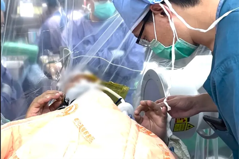 ▲彰基神經醫學中在患者清醒狀態下執行DBS療法，可即時觀察電極植入的效果與臨床反應。（圖／彰基提供）