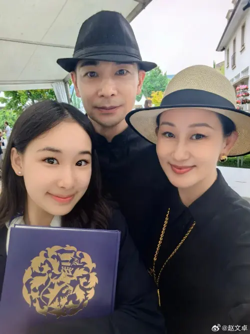 ▲趙文卓（中）與張丹露（右）的17歲愛女趙子儀（左），目前就讀於名媛學校。（圖／翻攝自趙文卓微博）