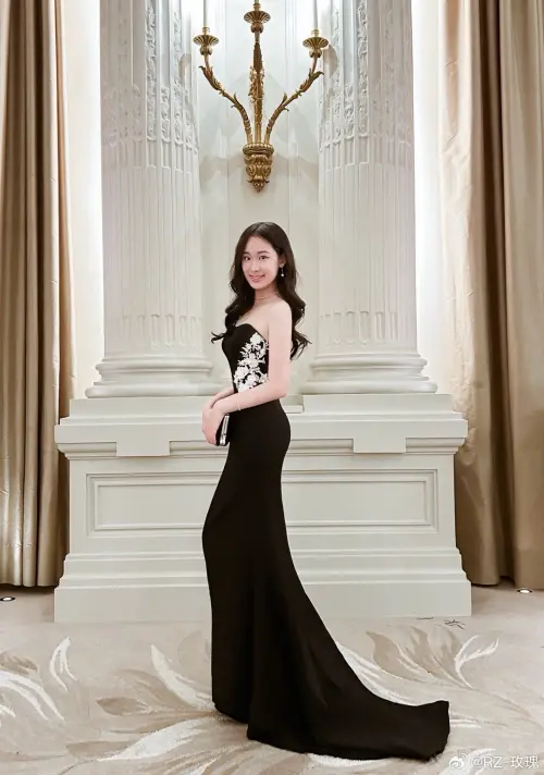 ▲趙子儀（如圖）身穿抹胸禮服出席學校晚宴，照片一度在網路瘋傳。（圖／翻攝自趙子儀微博）