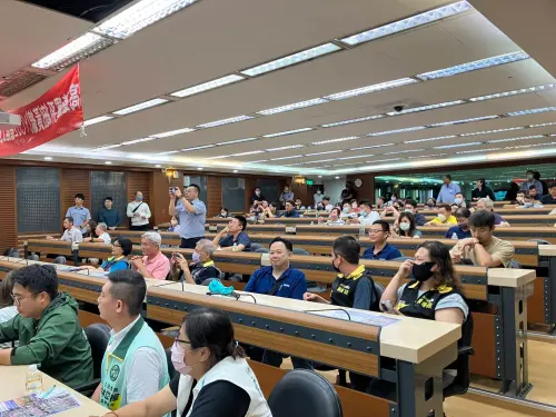 ▲高捷黃線YC02標施工前里民說明會，議員邱俊憲、黃香菽、何權峰親自出席。（圖／高市府捷運局提供）