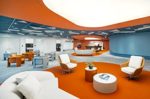 ▲共享辦公室包含16 間私人辦公室（6至60 人） 、68 席專屬辦公桌、52 席自由辦公桌 、19 間會議室、10 間電話亭，以及多處沙發洽談區。（圖／貿協提供）