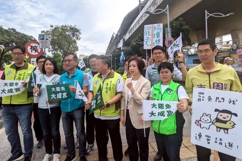 台中市長前哨戰起跑！何欣純陪罷團站路口　衝刺江啟臣連署書