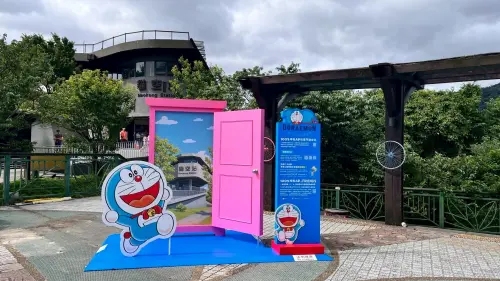 ▲6月28日開始至臺北市12行政區哆啦A夢任意門景點，任選3處任意門裝置拍照打卡，並完成指定任務，就有機會獲得限量哆啦A夢徽章1枚。（圖／北市府提供）