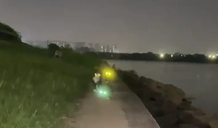 ▲近期有大陸網友晚上出們散步時，遇上了對向「亮著3種顏色」的遠光燈。（圖／翻攝微博）