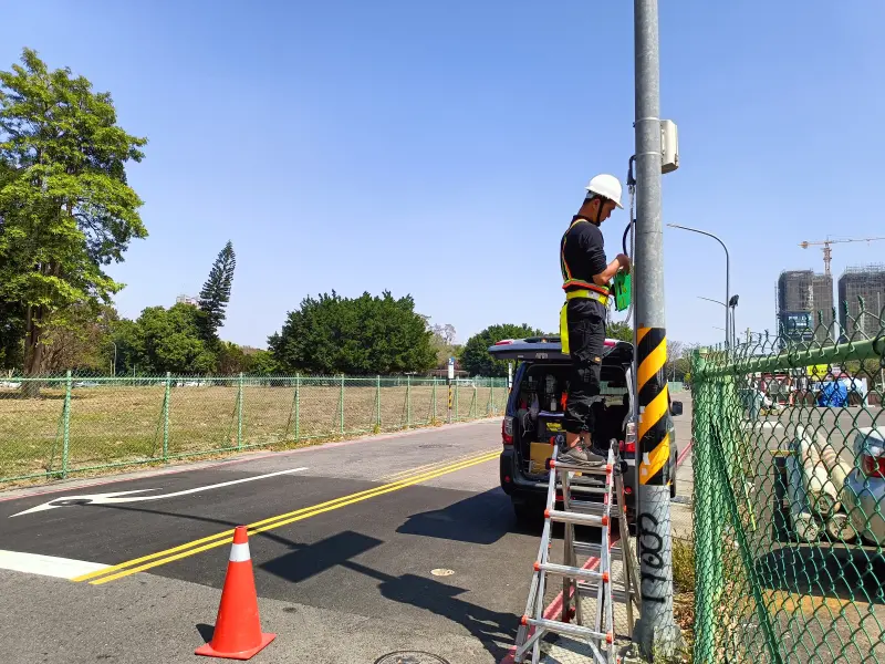 ▲台南市目前共有1400顆空氣微型感測器，環保局每日透過遠端監控掌握其運作情況，一旦發現異常，技術人員會即時處理。（圖／南市府環保局提供）