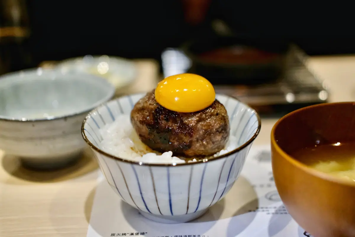 ▲「漢堡排 嘉 (Hamburg Yoshi)」開第3家分店了！6月20日起正式進駐「CITYLINK南港店」，並打造成「角瓶 KAKUBIN體驗店」，開幕首週6月20日至6月26日，立即享受「角嗨」買一送一超值優惠。（圖／記者葉盛耀攝）