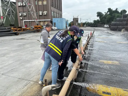 ▲為強化空污監控,確保工地落實灑水等防制措施。(圖/南市府環保局提供) ▲為強化空污監控,確保工地落實灑水等防制措施。(圖/南市府環保局提供)