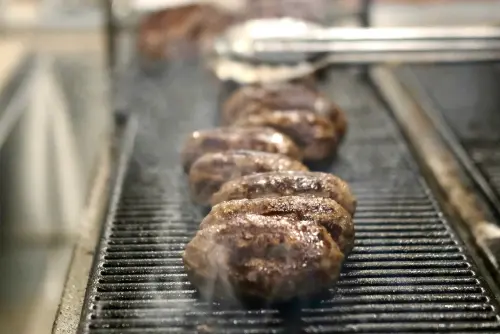 ▲「漢堡排 嘉」堅持每日一早鮮製絞肉，並由職人現場手打漢堡排，搭配精準炭火。（圖／記者葉盛耀攝）