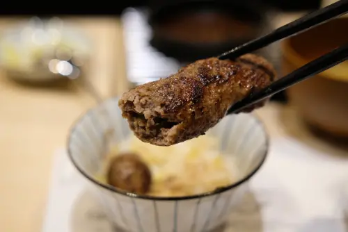 ▲「漢堡排 嘉」的牛舌漢堡排，是餐點中的人氣第一名。（圖／記者葉盛耀攝）