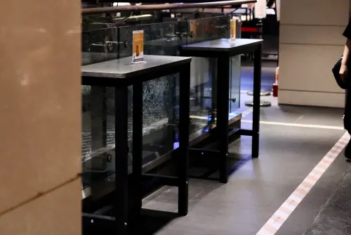 ▲「漢堡排 嘉」進駐「CITYLINK南港店」之外，也攜手其他分店推廣立飲文化，另設桌面讓顧客可以在等位子之餘，可以先站著喝一杯。（圖／記者葉盛耀攝）