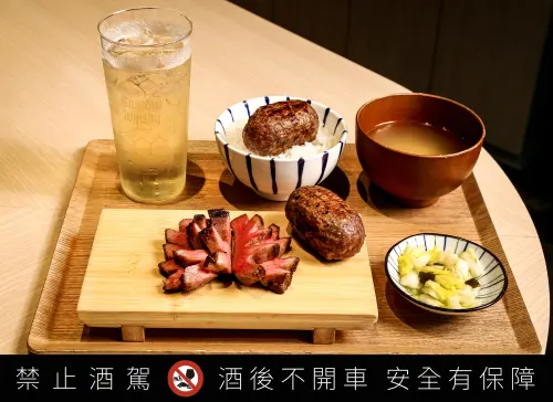 ▲漢堡排嘉開攝CITYLINK南港店，新分店更攜手日本威士忌品牌「角瓶KAKUBIN」，推廣日本「立ち飲み（立飲）」文化。（圖／漢堡排嘉提供）