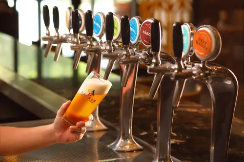 ▲「吉比鮮釀餐廳」進駐人氣商場「南港Lalaport」 4樓，開設新分店，6月底前也推出一系列開幕限定超值優惠活動，包含鮮釀啤酒買一送一。（圖／吉比鮮釀提供）