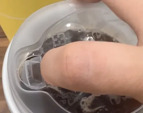 ▲有超商店員發文揭露「超商咖啡杯」暗藏的3種秘密，其中杯蓋「溝槽」的用途，也讓一票常客感到驚奇。（圖／翻攝Dcard）