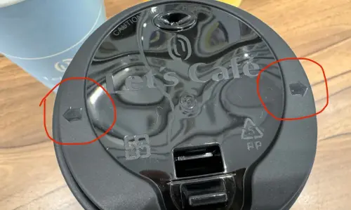 ▲超商咖啡杯蓋上的箭頭是能夠輕鬆扣緊的指標。(圖/翻攝Dcard) ▲超商咖啡杯蓋上的箭頭是能夠輕鬆扣緊的指標。(圖/翻攝Dcard)