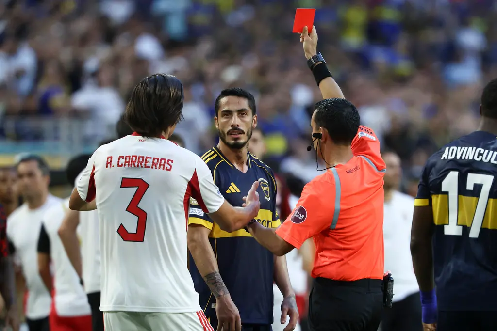 ▲2025年俱樂部世界盃小組賽，阿根廷豪門博卡青年與葡萄牙強權本菲卡在邁阿密Hard Rock體育場激烈交鋒，最終以2：2握手言和。場上火藥味十足，雙方共出現三張紅牌。（圖／美聯社／達志影像）