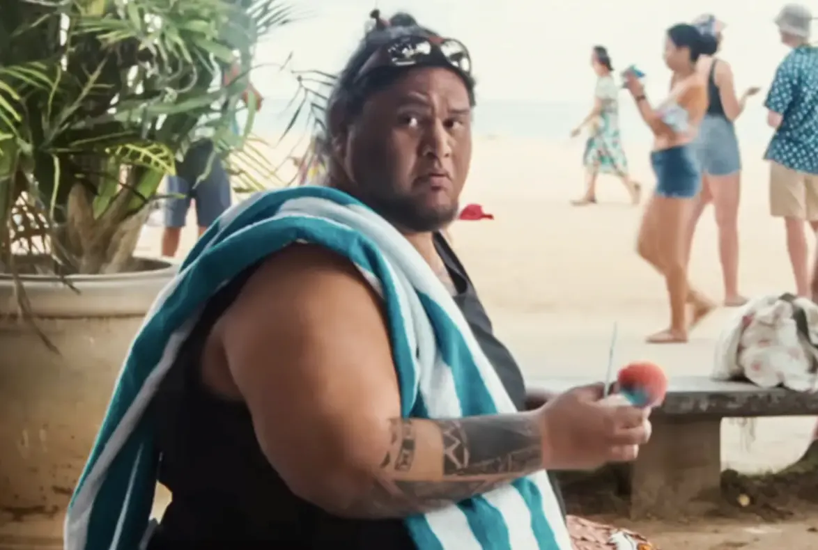 ▲在全球熱賣8億美元的迪士尼大片《星際寶貝：史迪奇》中亮相，雖然戲分少卻有搶眼表現的大衛赫奇利肯努伊貝爾，驚傳已在本月去世，姊姊在悼念文中表示他一直是閃耀的星星，也會永遠散發光亮。（圖／摘自Disney）