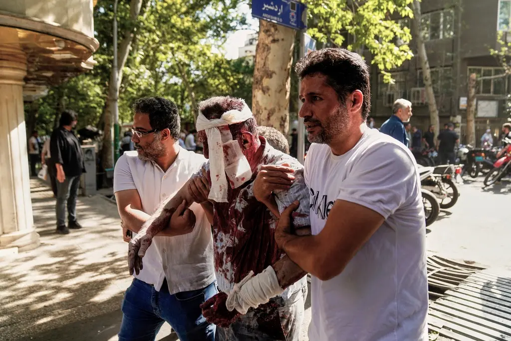 ▲伊朗遭以色列襲擊，德黑蘭市中心發生爆，傷患暴增。（圖／美聯社／達志影像）