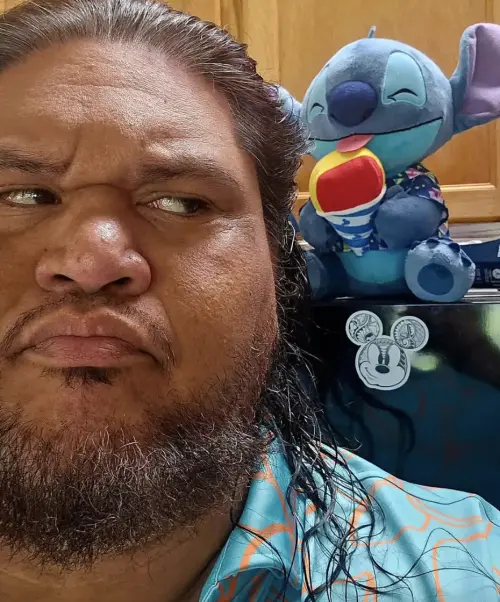 ▲大衛赫奇利肯努伊貝爾和「星際寶貝」史迪奇的布偶，留下趣味表情合照。（圖／摘自IG）