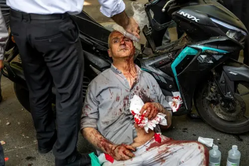 ▲伊朗遭以色列襲擊，德黑蘭市中心發生爆，傷患暴增。（圖／美聯社／達志影像）