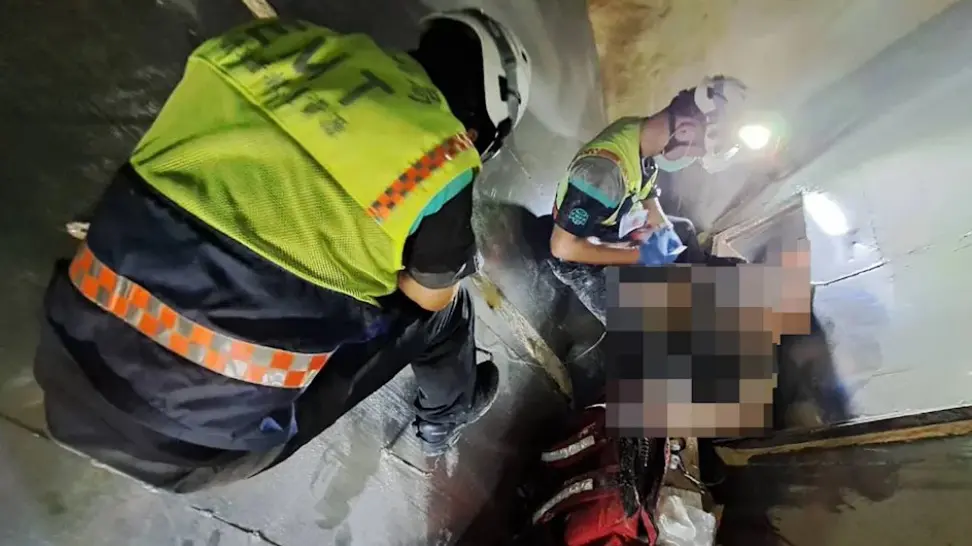 ▲彰化一間飼料公司41歲楊姓男子要清潔玉米粉碎機時，不慎於機器內樓梯滑落，導致右腳遭機器夾住，。（圖／民眾提供）