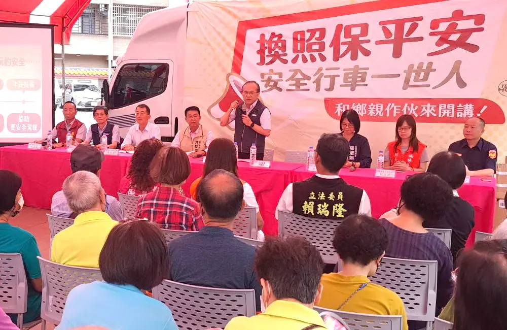 ▲交通部政務次長陳彥伯(站立者)到高雄市楠梓區右昌三山國王府廟口和鄉親作伙來開講，以強化社會大眾對駕照管理制度的理解與支持。(圖／高雄市區監理所提供)