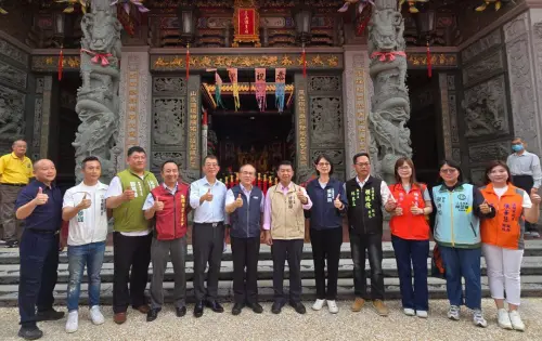 ▲交通部政務次長陳彥伯(左6)到高雄市楠梓區右昌三山國王府廟口和鄉親作伙來開講。(圖/高雄市區監理所提供) ▲交通部政務次長陳彥伯(左6)到高雄市楠梓區右昌三山國王府廟口和鄉親作伙來開講。(圖/高雄市區監理所提供)