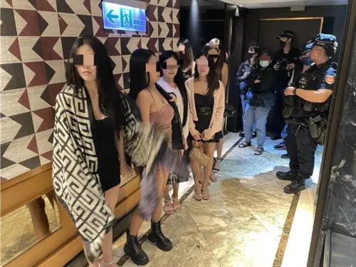 「泰國店」興起揭密 「學生小姐」白天學中文晚上情慾交流 ▲警方掃蕩泰籍女子假觀光真陪酒,來台非法打工。(圖/警方提供)
