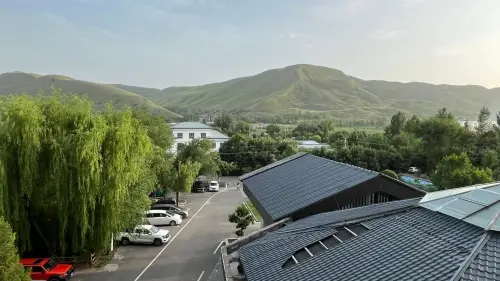 ▲張曼娟分享新疆住宿的無敵山景。(圖/翻攝自張曼娟臉書粉專) ▲張曼娟分享新疆住宿的無敵山景。(圖/翻攝自張曼娟臉書粉專)