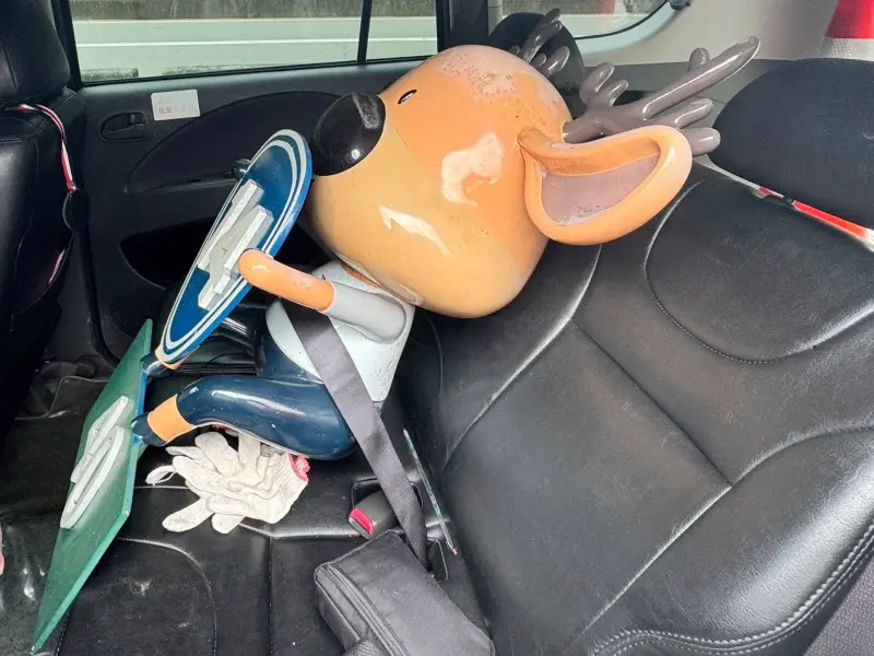 ▲開車上國道，若後座乘客未繫安全帶，最重開罰駕駛人6000元。圖為「1440」小鹿乖乖坐後座繫安全帶。（圖／翻攝公路局中區養護分局粉專）