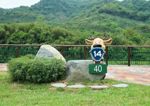 有夠可愛!南投「一世是你」小鹿進場維修 繫安全帶萌樣曝光 ▲「1440」小鹿有「一世是你」諧音,5年來受到車友歡迎。(圖/翻攝公路局中區養護分局粉專,2025.06.17)