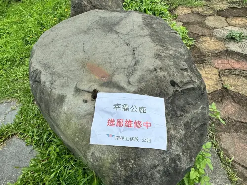 有夠可愛!南投「一世是你」小鹿進場維修 繫安全帶萌樣曝光 ▲公路局中區養護分局擔心車友誤會,貼心的放上維修公告。(圖/翻攝公路局中區養護分局粉專,2025.06.17)