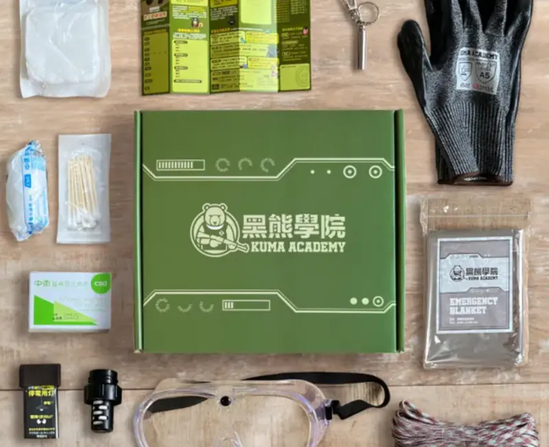 ▲黑熊學院所販售的防災包,內容物包含紗布、棉棒、三角巾、彈性繃帶、鋁箔避難毯、傘繩、高音銅哨、護目鏡、水光燈、輕量濾水器、防護手套等物品,且強調全都非中國製品。(圖/黑熊學院)
