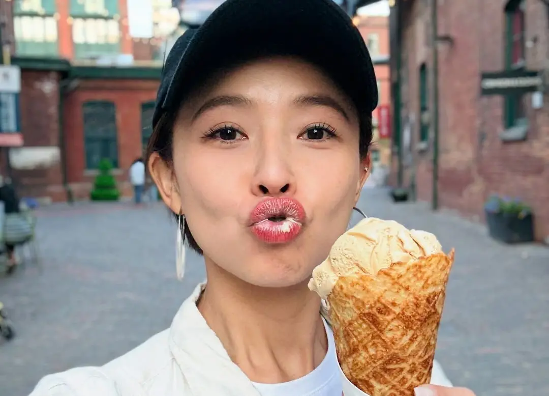 ▲吳婉君（如圖）遭傳復合家暴案趙駿亞後暫離台灣，自爆到加拿大學英文只帶3張紙，搞笑自嘲「荒謬大師」。（圖／吳婉君IG）