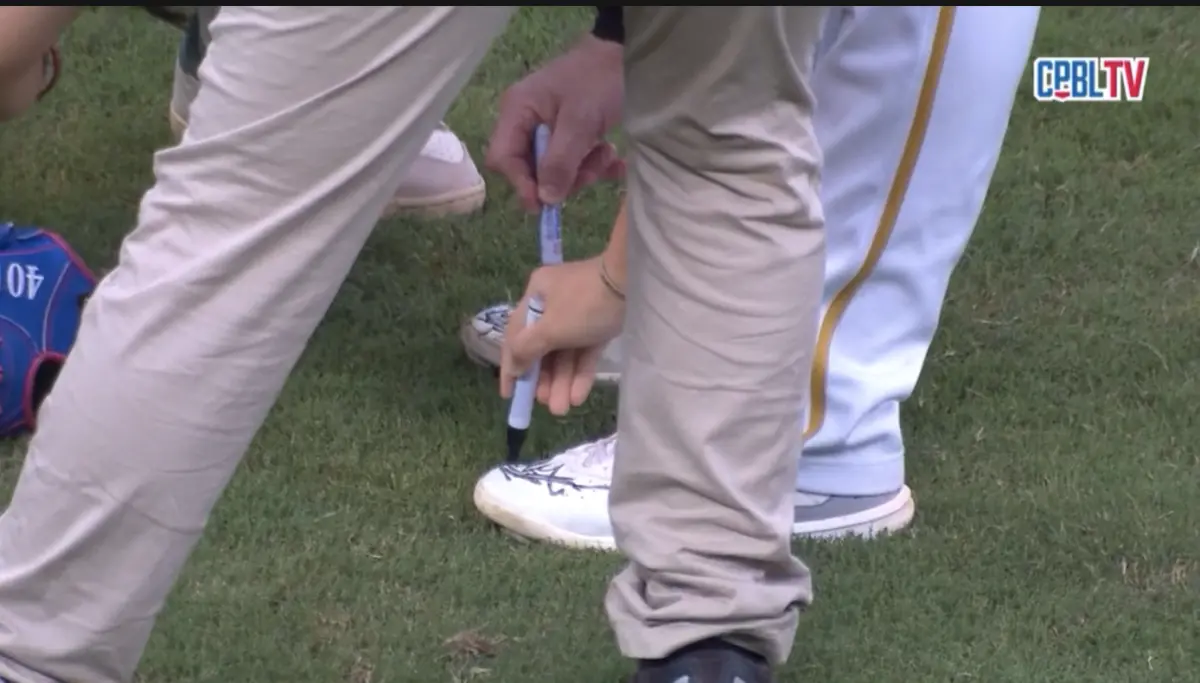 ▲台鋼雄鷹後勁穿著白鞋遭到中信兄弟教練團抗議，索性直接用筆將其塗黑。（圖／截圖自CPBL TV）